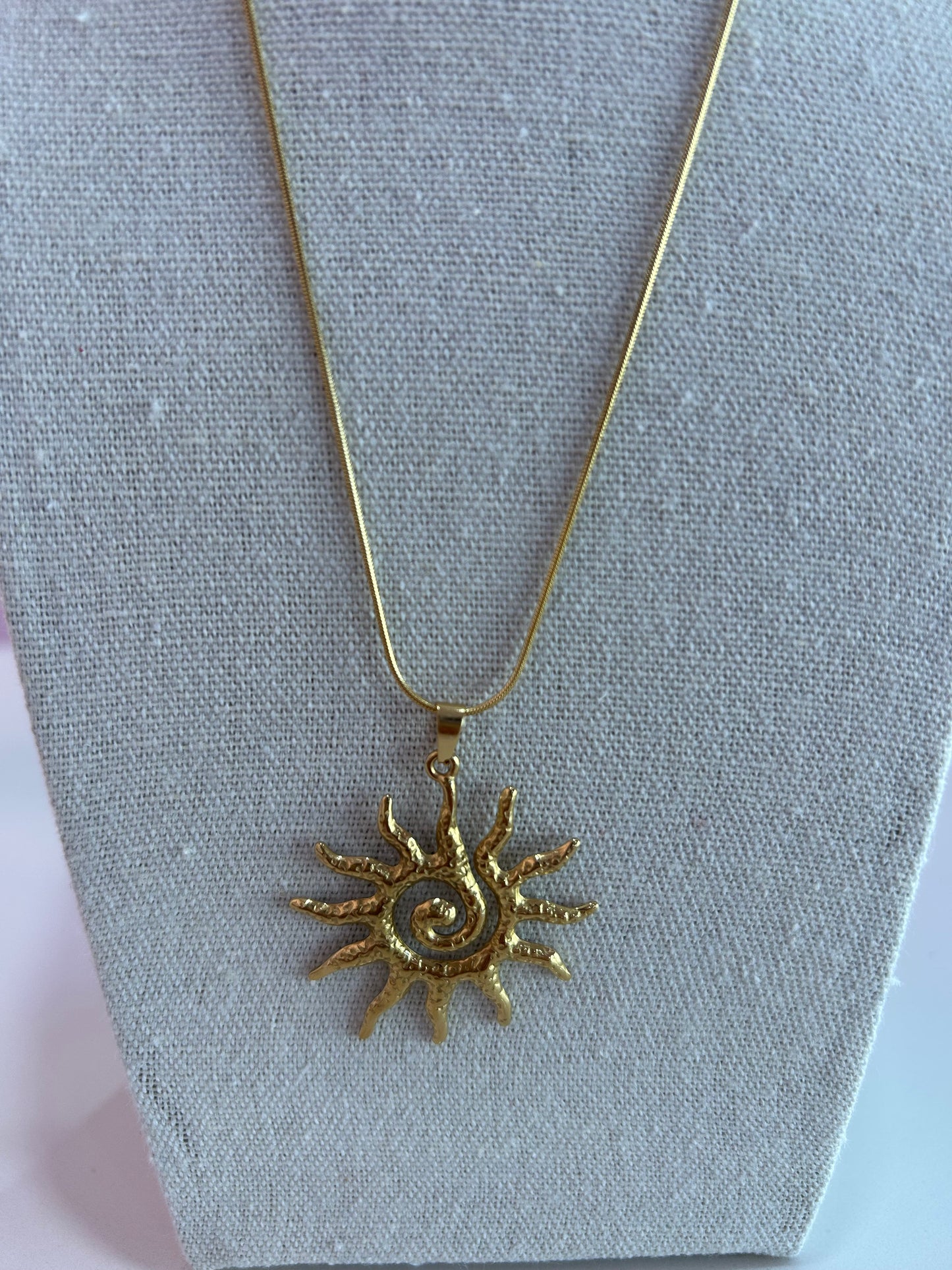 Sol taíno collar
