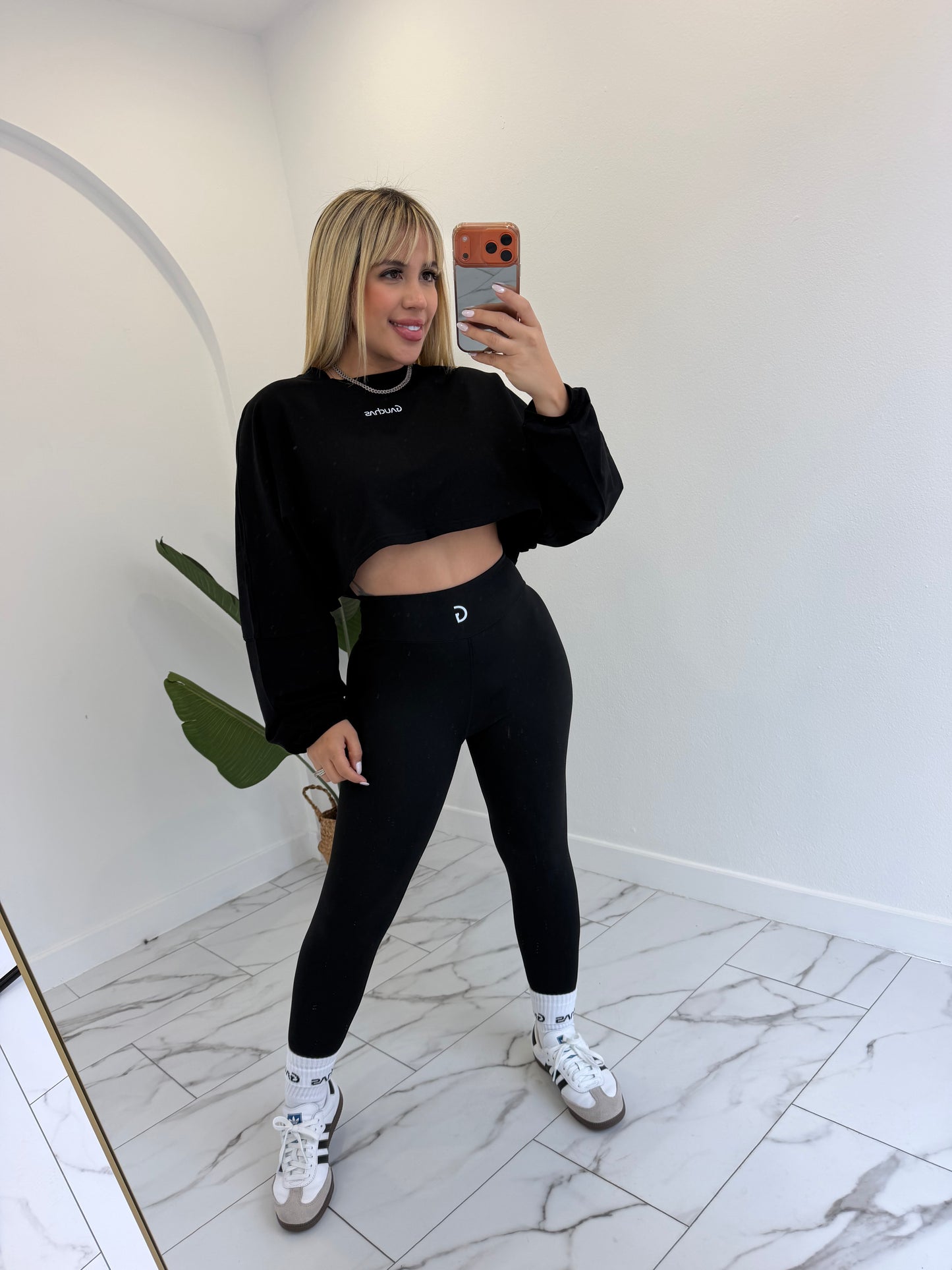Crop top G manga larga