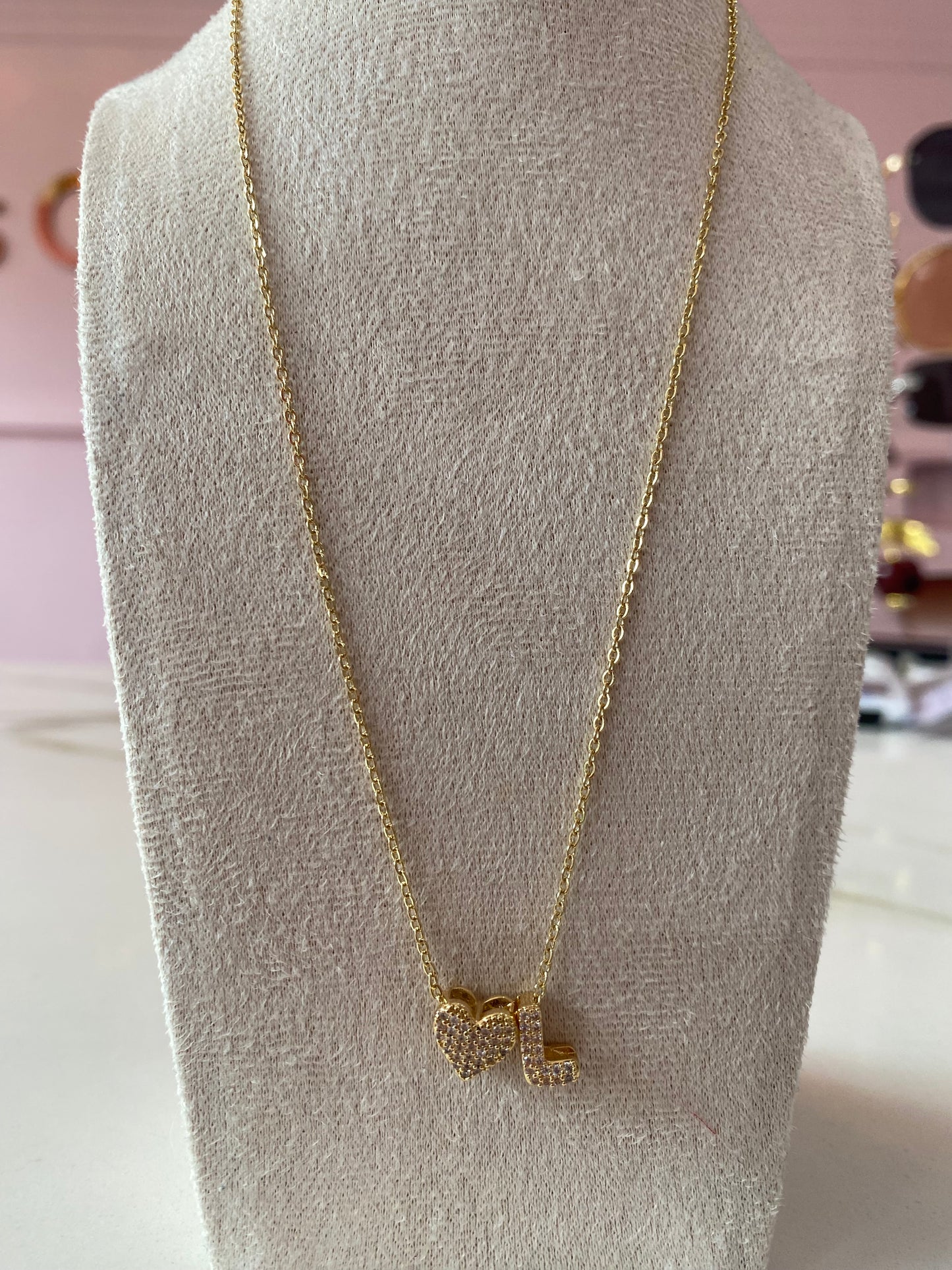 Letra collar con corazon