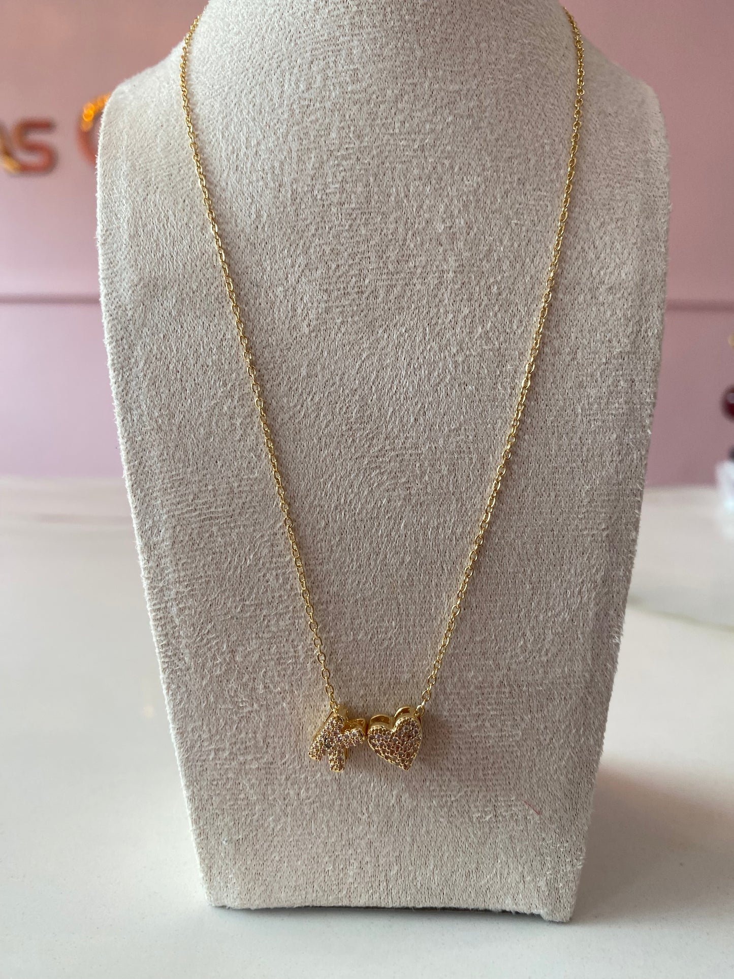 Letra collar con corazon