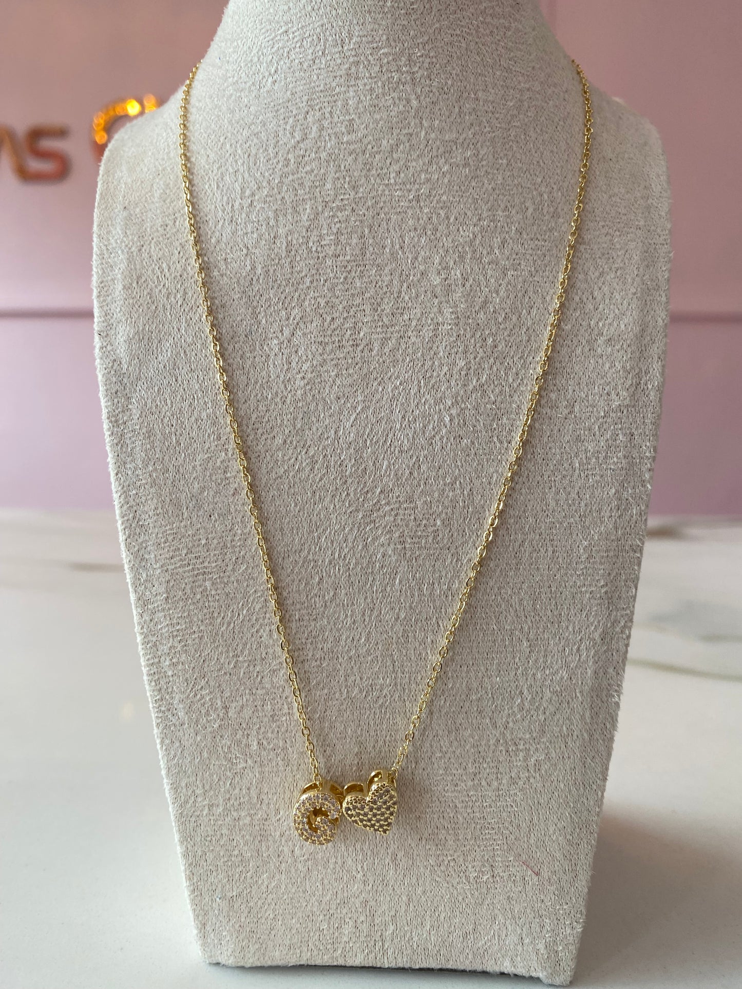 Letra collar con corazon